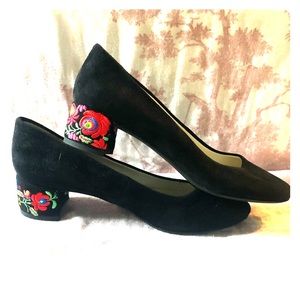 NWOT Anne Klein Embroidered Pumps